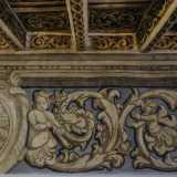 Sullo sfondo azzurro della decorazione si distinguono vari putti intenti a suonare flauti...